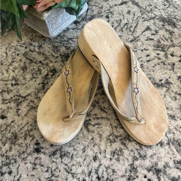 Platform Flip Flops with Embroidered Flowers Tan Women’s Size 10 GUC - Picture 11 of 12